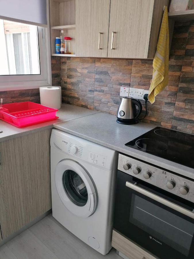 Elenas 1 Bedroom Apartment In Limassol Center Екстериор снимка